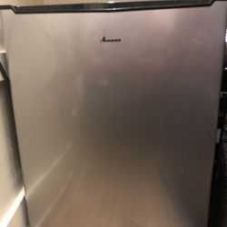 Mini Refrigerator ( Mini Refrigerador )