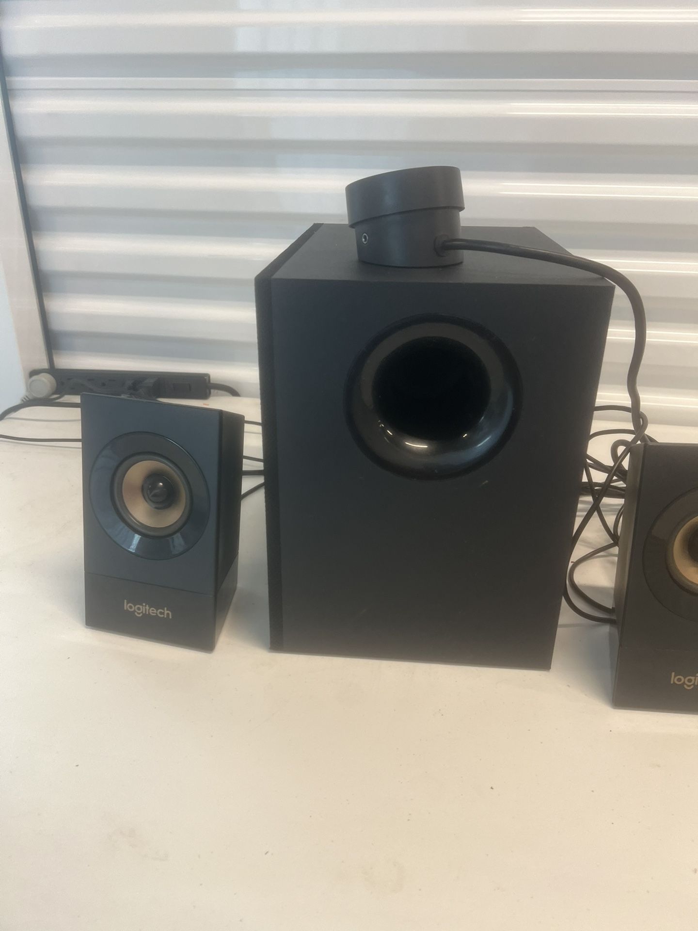 Logitech Z533 Multimedia Speaker System with w/Subwoofer, Powerful Sound, Bass. Used in very good condition and fantastic sounding. This system packs