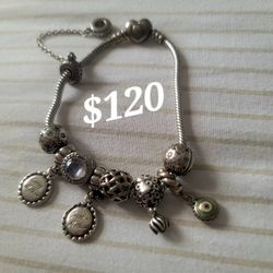 Pandora Original Color Silver  (  Cada Dije Costo Mas De $50  )      Lleva Tres Años Guardada 