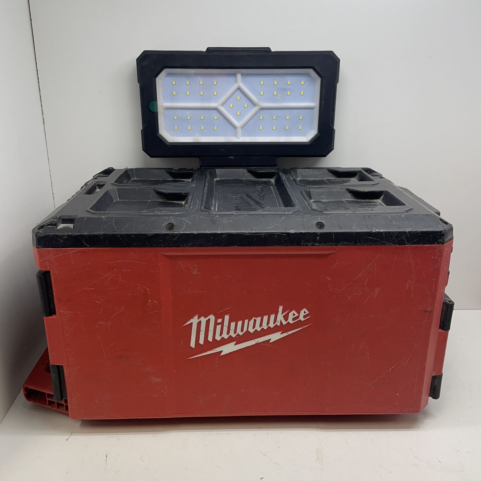 Milwaukee M18 PackOut Light/Charger 201493/15