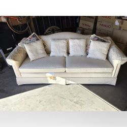 Vintage Drexel Heritage Showcase collection Sofa in very good condition