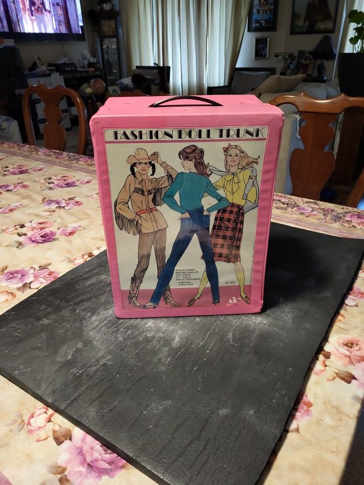 1980s Fashion Doll Trunk, W/dolls &clothes