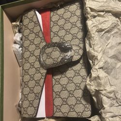 ***WOMANS GUCCI BAG***