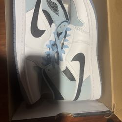 Jordan 1 Mid SE Ice Blue