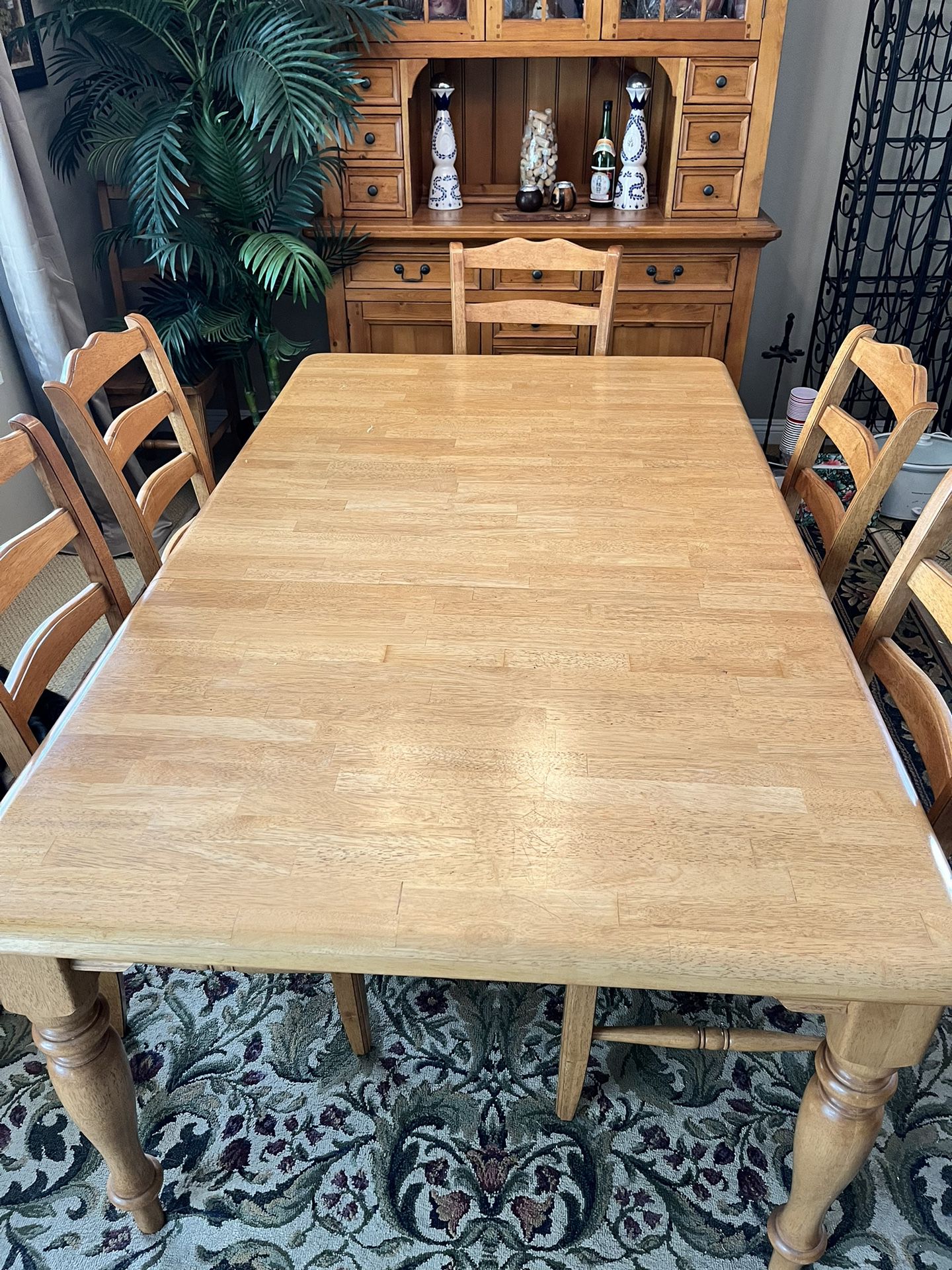 Alderwood Dining Table And Chairs 