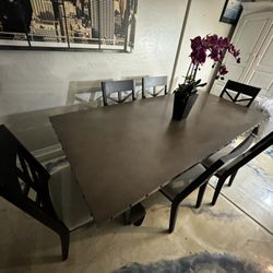 Beautiful Dining Table In Excellent Condition With Sturdy Chairs In Excellent Condition 