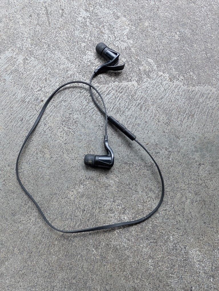Plantronics Wireless Headphones with Charger (Broken, For Parts)