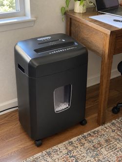Brand New Amazon Basics Paper Shredder – 15 Sheets
