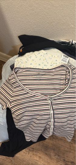 Bulk women’s clothing bundle. Shirts and crop tops.