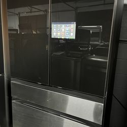 The SAMSUNG 29 cu. ft. interior is generous, and the 4-door configuration with a flex drawer gives you smart segmentation of space.