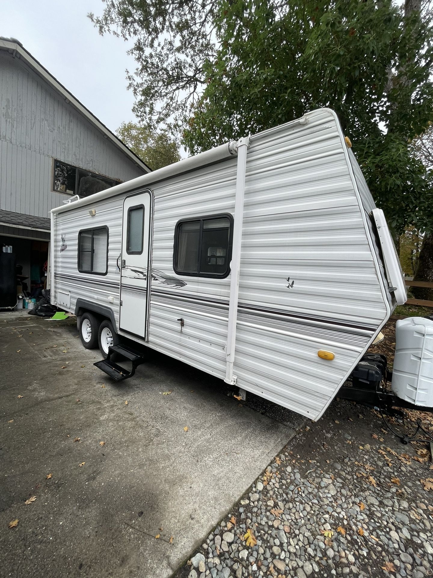 2004 Nash 24ft Queen Bed Extra Clean