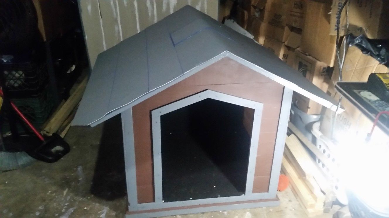 LARGE DOG HOUSE 