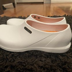 Vangelo Slip Resistant White Clogs; Size M9 US