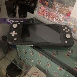 Nintendo Switch + Pokemon Sword 