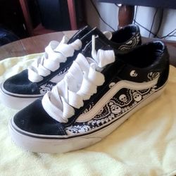 USED VANS  SIZE  10 1/2 IN MEN GOOD SHAPE  USED 3 TIMES  