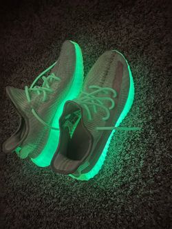 Yeezy 350 glow in the dark Sz 10.5