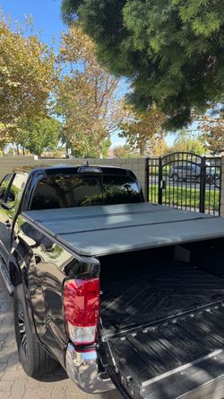 OEM Toyota Tacoma Hard Tri-Fold Tonneau Bed Cover 2016-2023 5FT