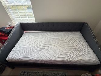 Excellent condition twin size day bed/trundle bed