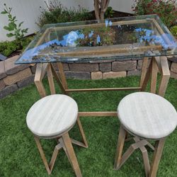 Table with 2 bar stools