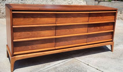beautiful 1964 Lane Rhythm series walnut 9 drawer DRESSER designed by Paul McCobb and more