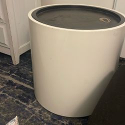 Round end table with storage