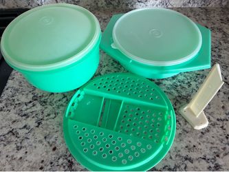 Vintage Tupperware lettuce keeper and shredder bowl
