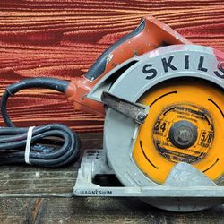 Skilsaw Corded Circular Saw (SPT67WL) 