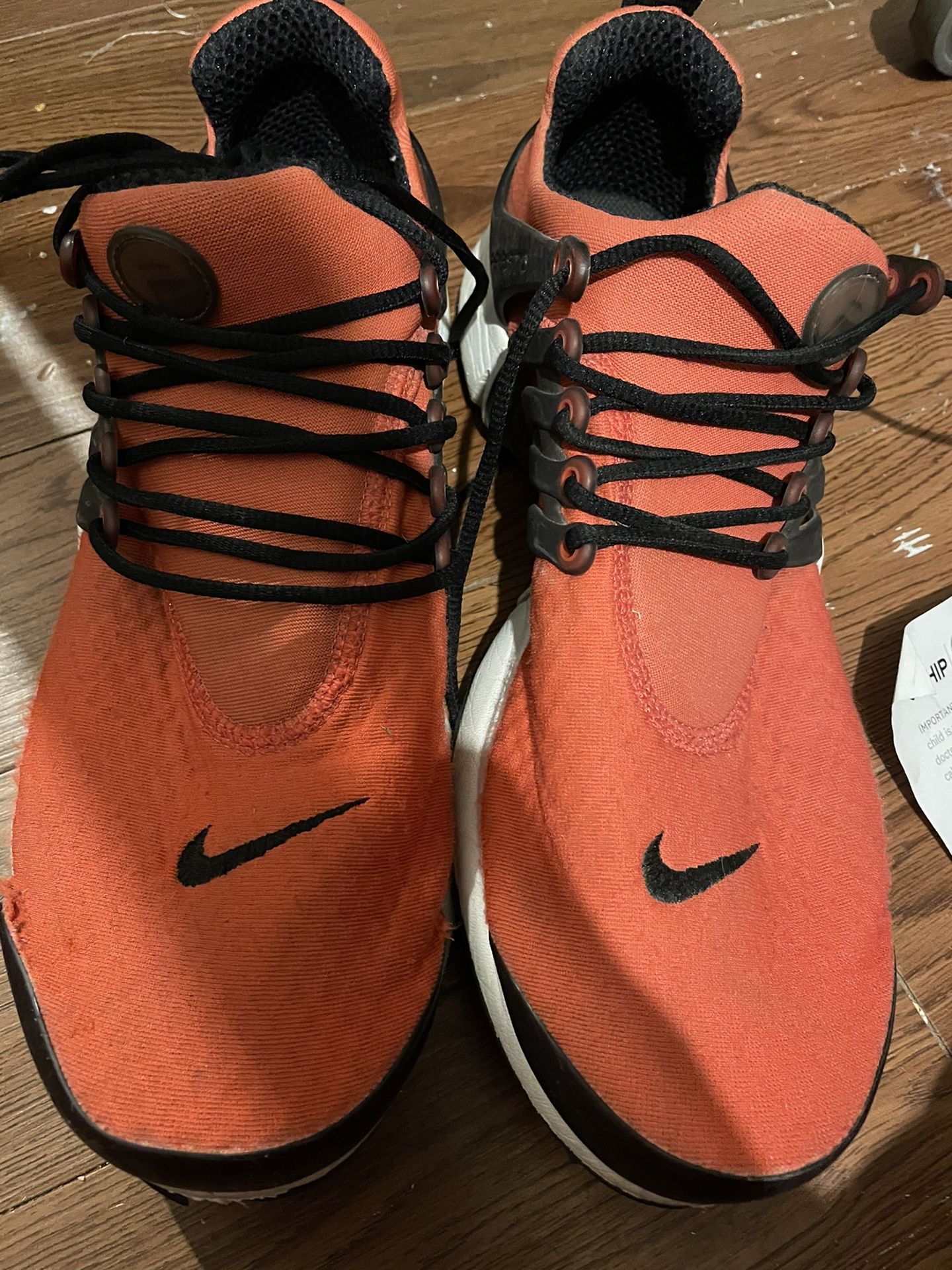 Men’s Size 10 Nike Shoes Small Tear On Right Side