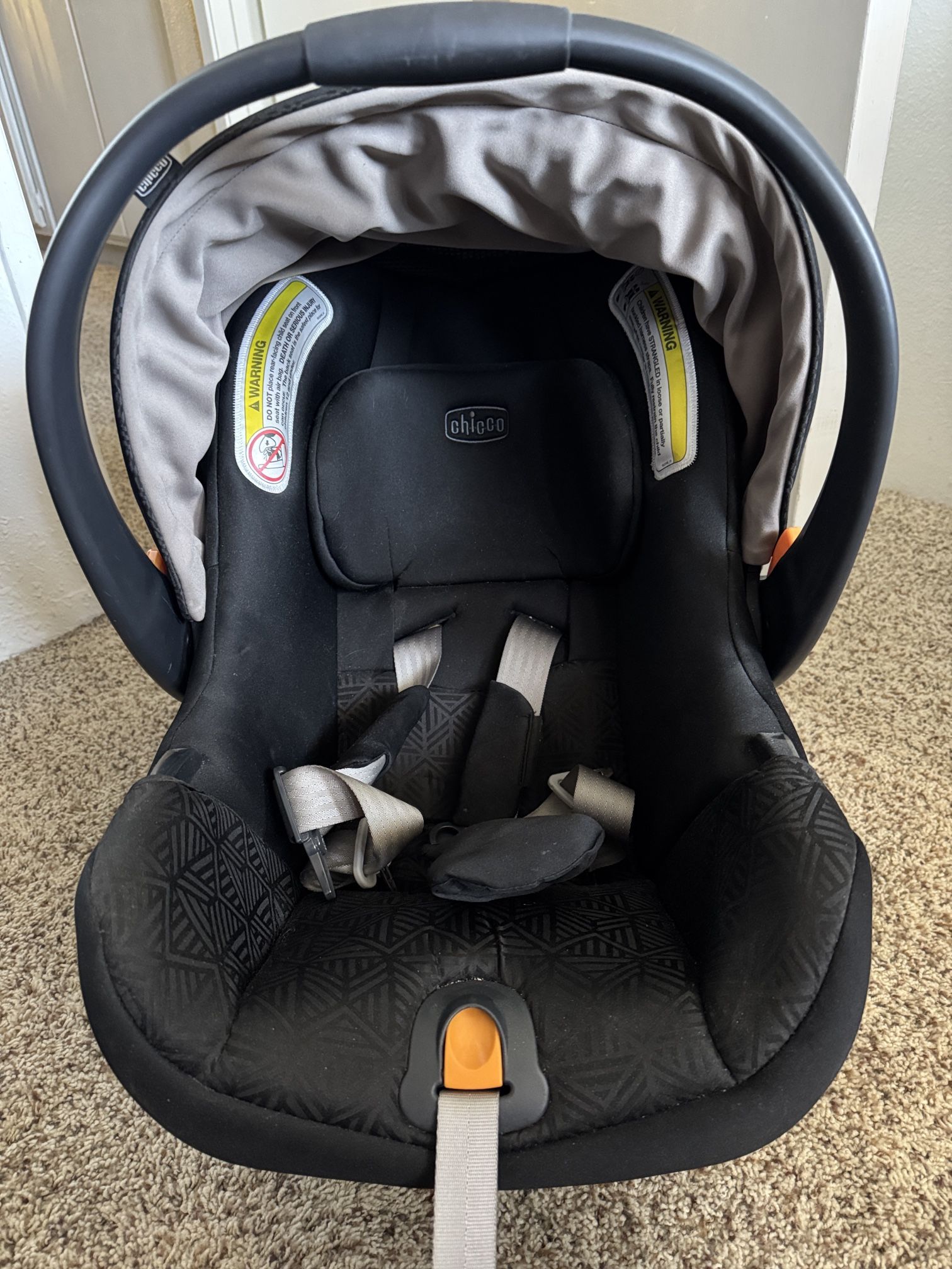 Chicco KeyFit 35 Infant Car Seat + Base - like new