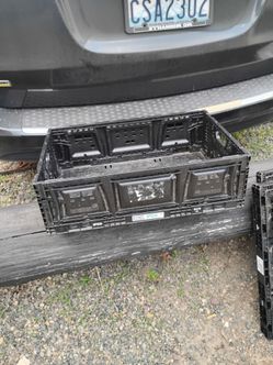 Reusable folding plastic crates