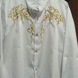 Camisa blanca vaquera.