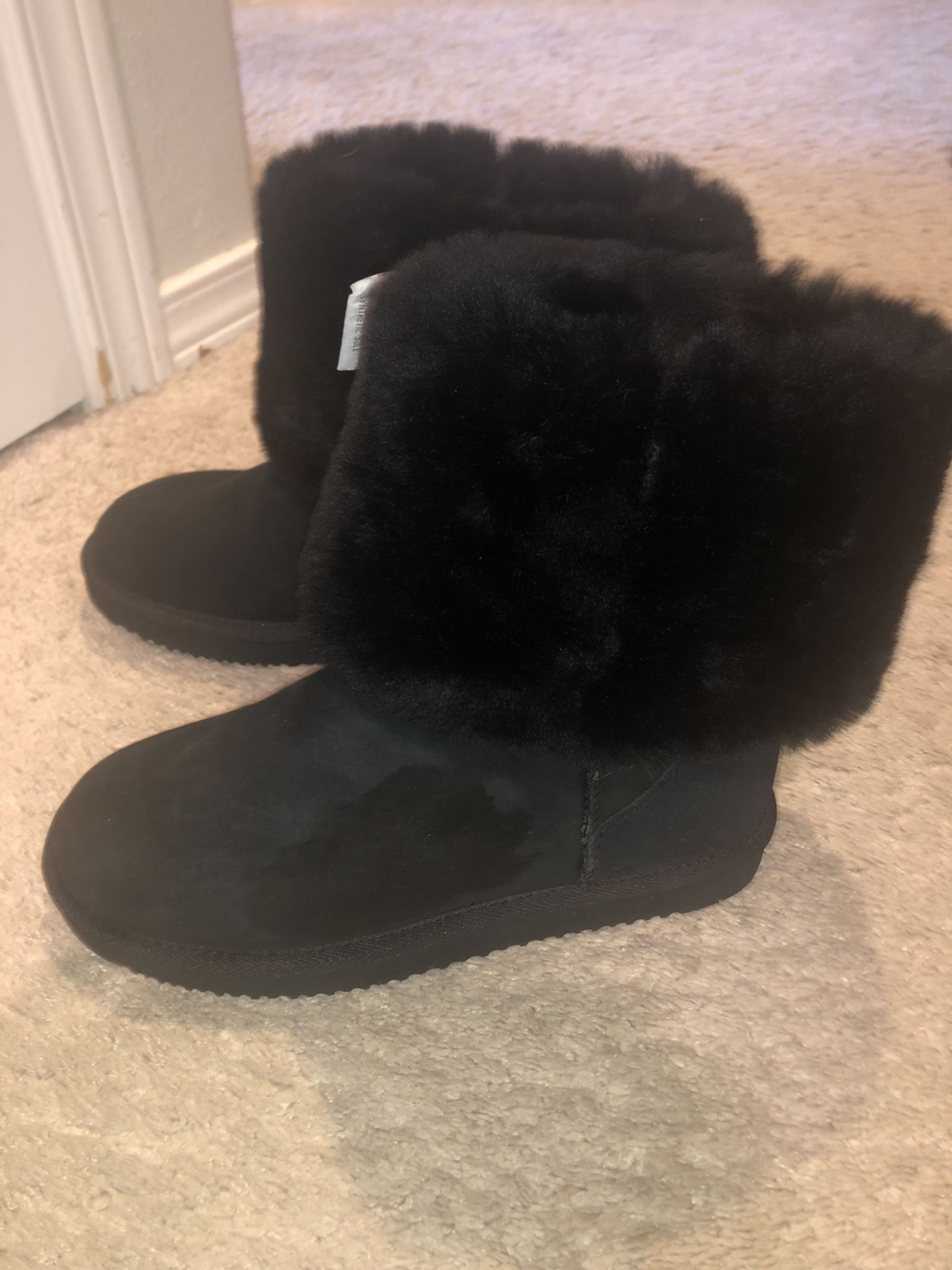 New Sheepskin Black Women’s Suede Ugg Style. Size 6