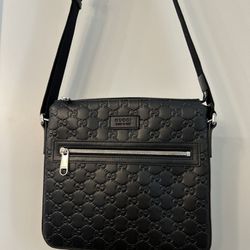 Gucci Signature Zip Messenger Bag Guccissima Leather Medium Black