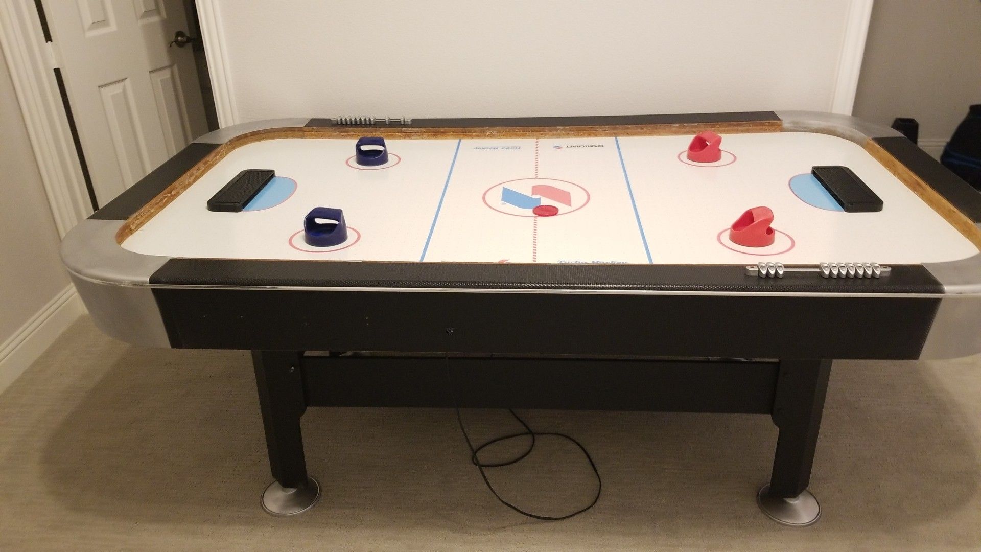 Free 7 ' Air hockey tables with pucks