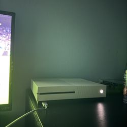 Xbox One S 800GB + 2 Controllers – Great Condition!