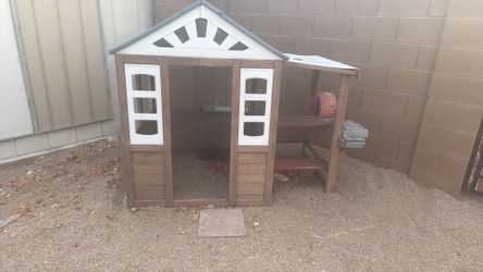 Little girls dolls house