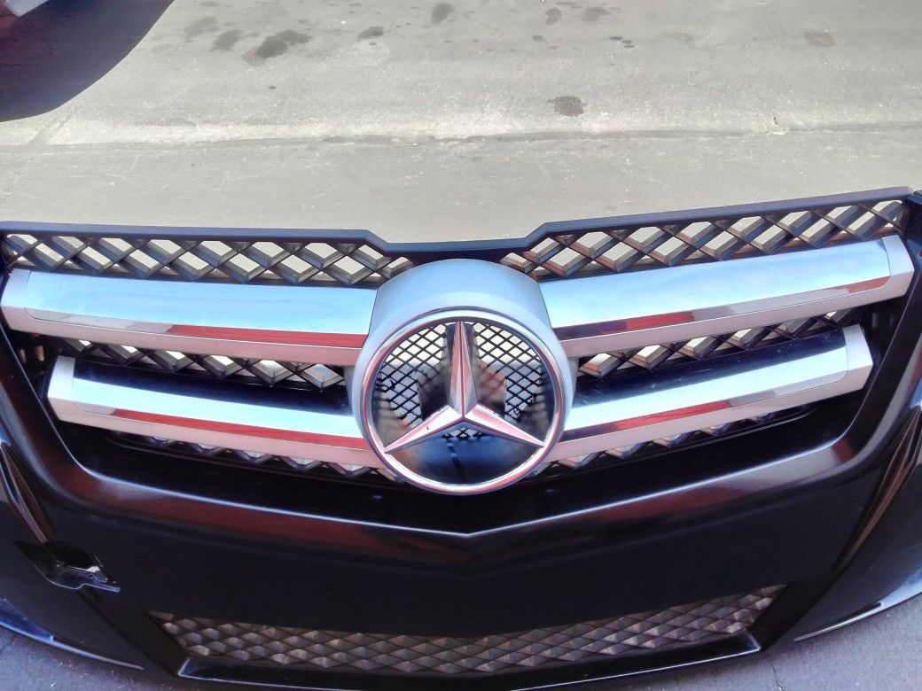2010-2014 Mercedes Glk Grill With Emblem OEM.