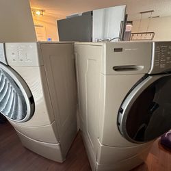 Washer/Dryer Set With Pedestals 