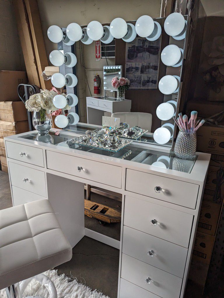 Beautiful Vanity New With Mirror, Bluetooth and Speakers 