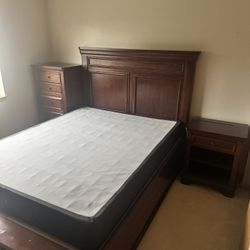 QUEEN SIZE BEDROOM SET WITH BOX SPRING