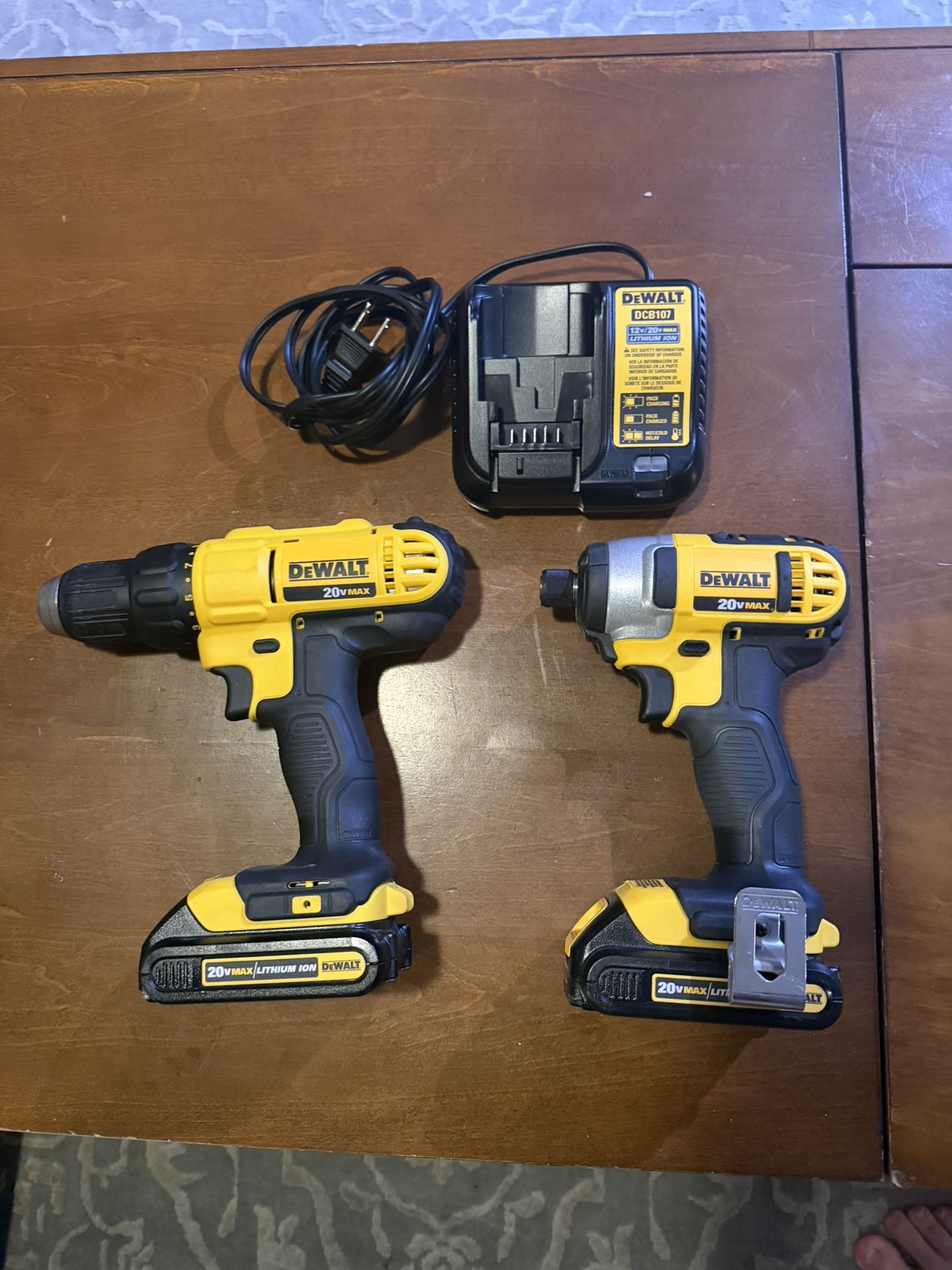 Dealt 20v Max Cordless Drill/driver And Impact Driver Kit.  