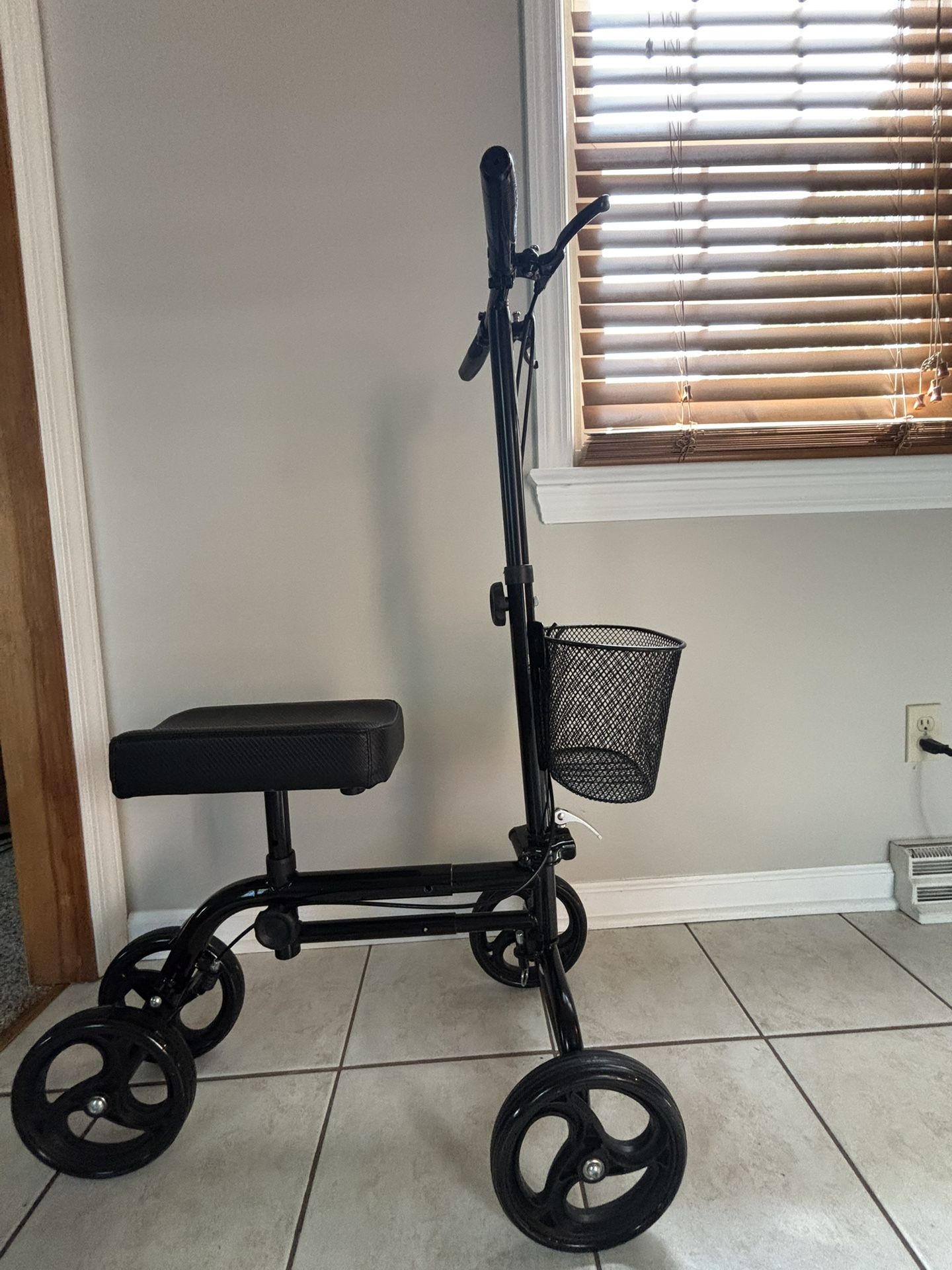 Knee scooter