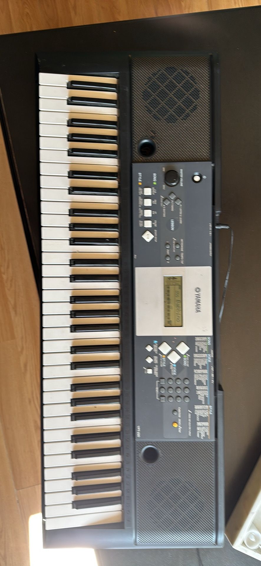 Yamaha YPT-230 61-Key Electronic Keyboard & Power Adapter
