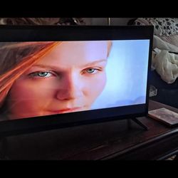 2 32in TVs For Sale Please Read Description 