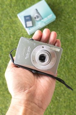 Canon Powershot SD750 digital ELPH camera