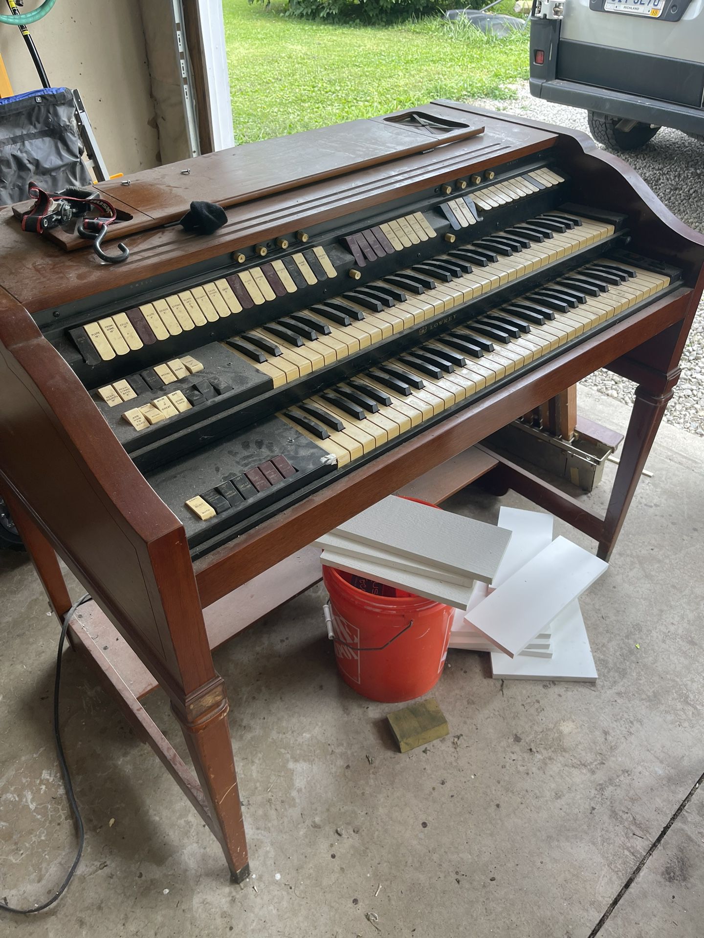 Free Lowrey Organ