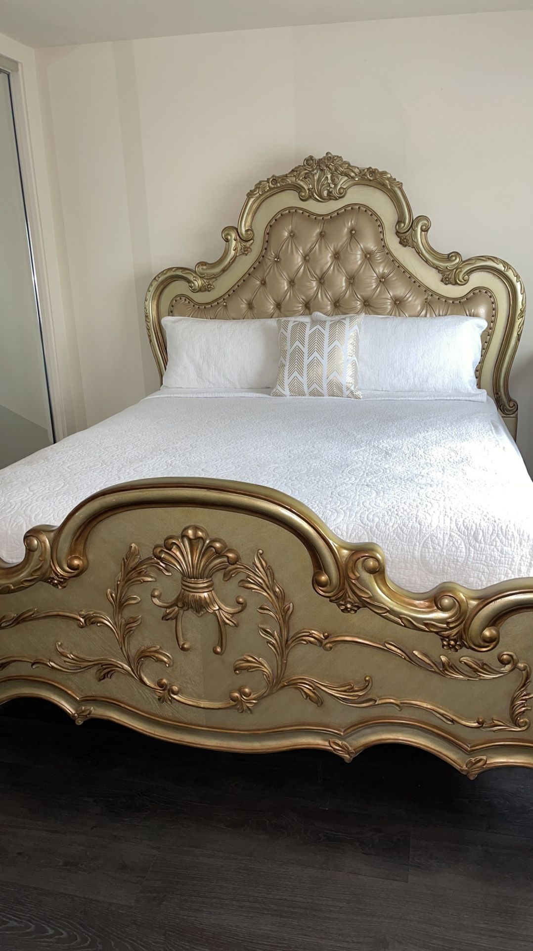Great Condition Cal king Bedroom 5 Pieces, Without Mattress