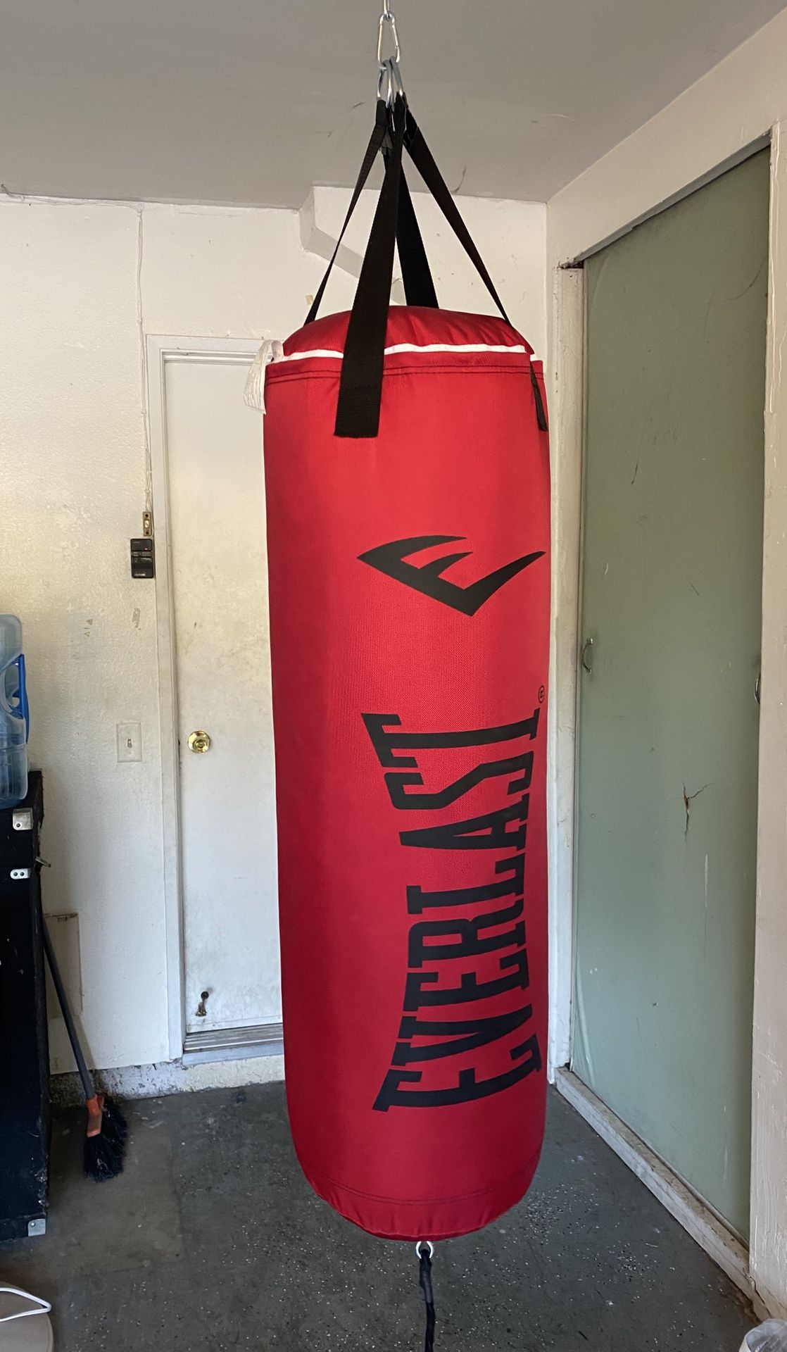 80 lb. Everlast Punching bag. Brand New in the box. $125 Firm. Bag only