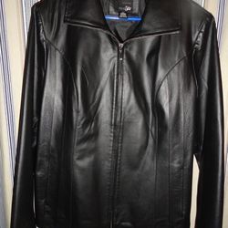 Leather Jacket Women’s sz 1X, East 5th brand GENUINE LEATHER , it's a heavier leather jacket,  zip front and has pockets, great USED condition.