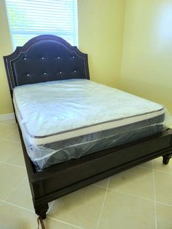 NEW QUEEN-SIZE PILLOW TOP MATTRESS AND BOX SPRING 💤